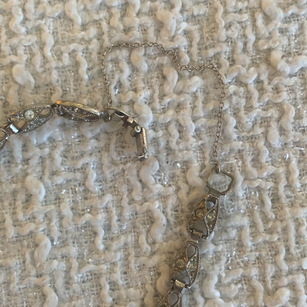 Vintage bracelet embellished with many small clear stones and beautiful detail - Picture 4 of 4